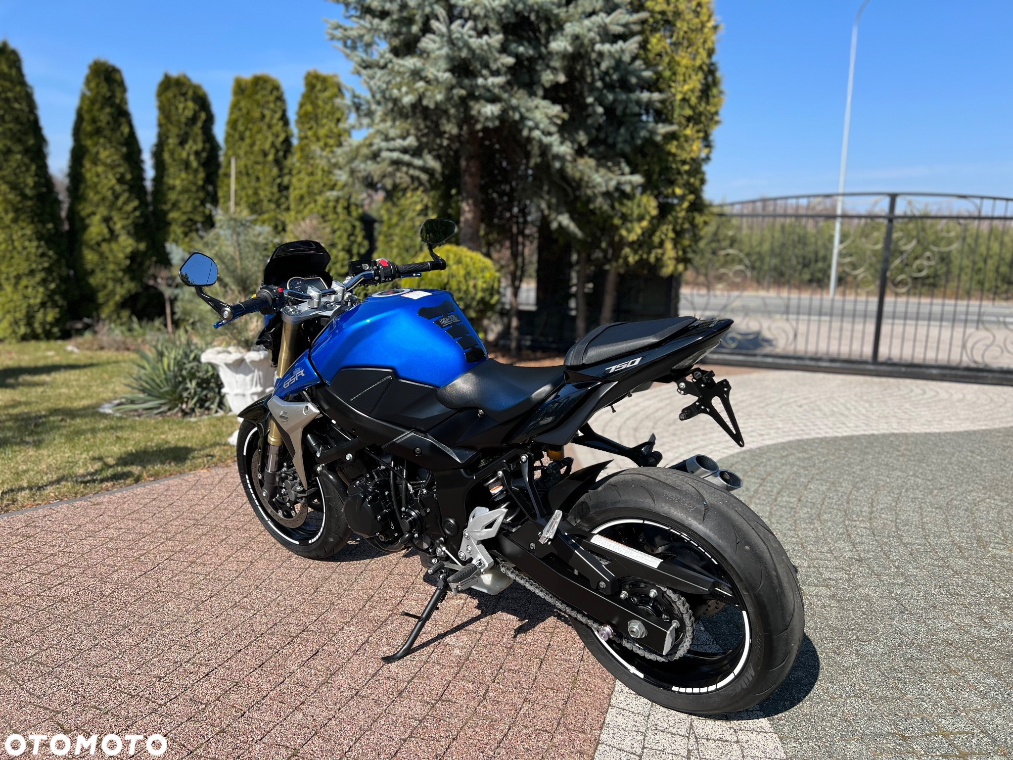 Suzuki GSR - 18