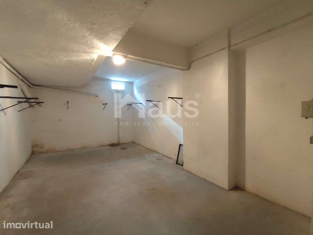 Garagem inserida em cave - Grande imagem: 3/5