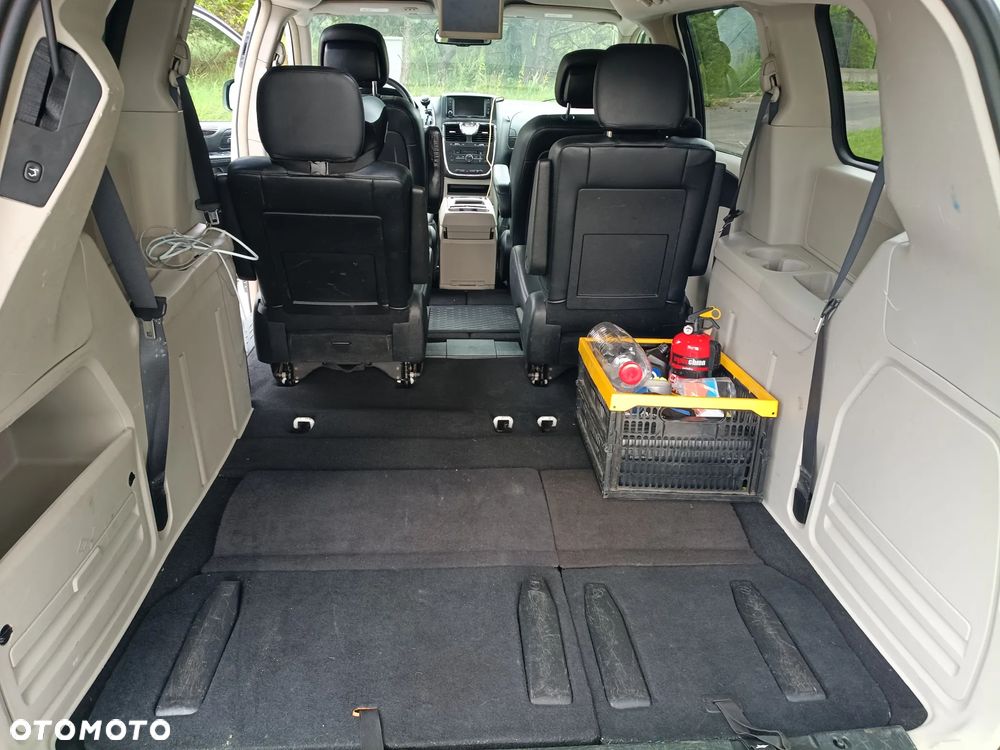 Chrysler Town & Country - 5