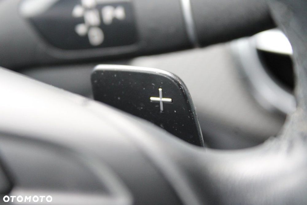 Mercedes-Benz GLA - 25