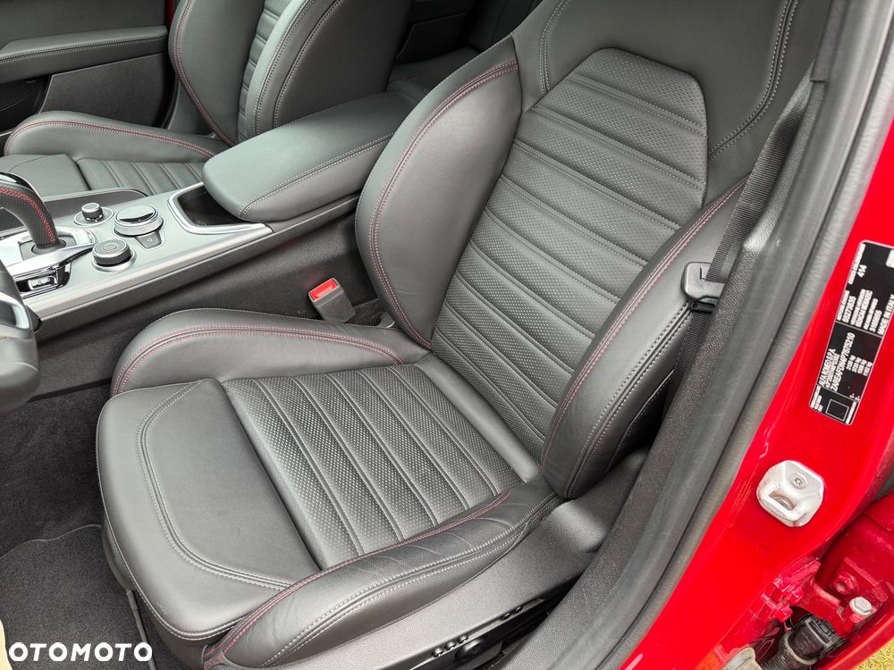 Alfa Romeo Giulia 2.0 Turbo Competizione Q4 - 10