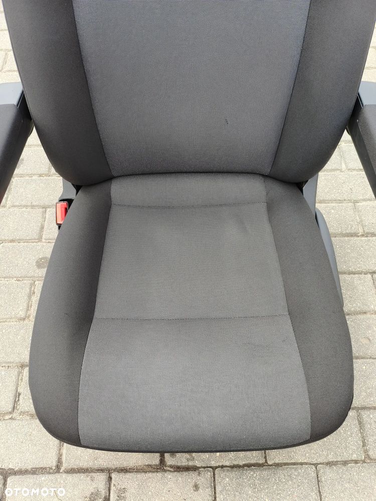 Fotel kierowcy z podłokietnikami VW T6 Austin - 10