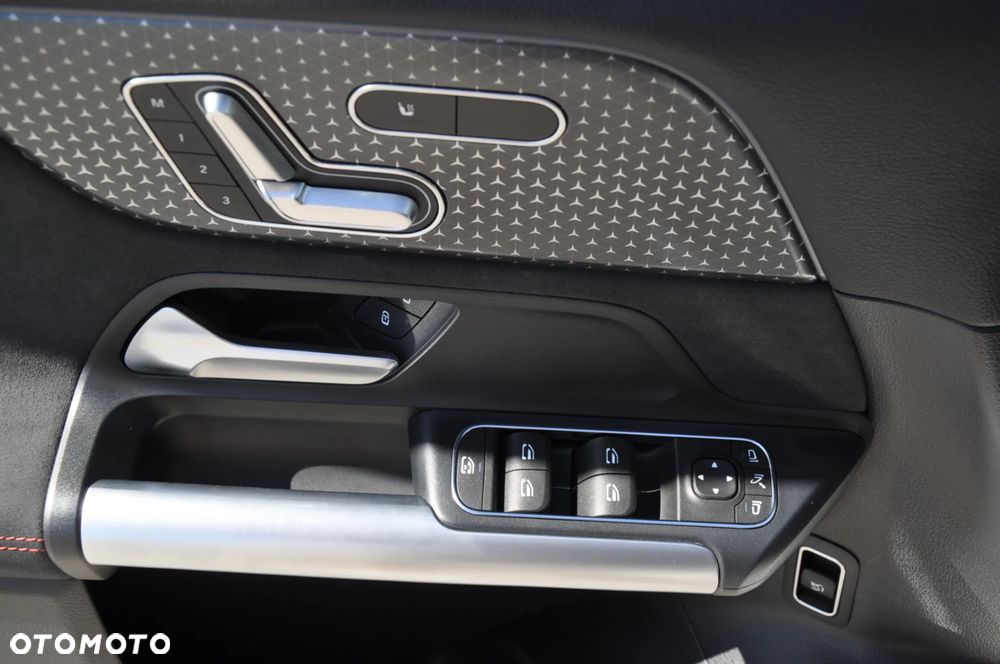 Mercedes-Benz GLA - 14