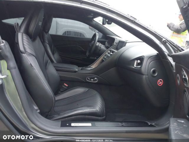 Aston Martin DB11 - 11