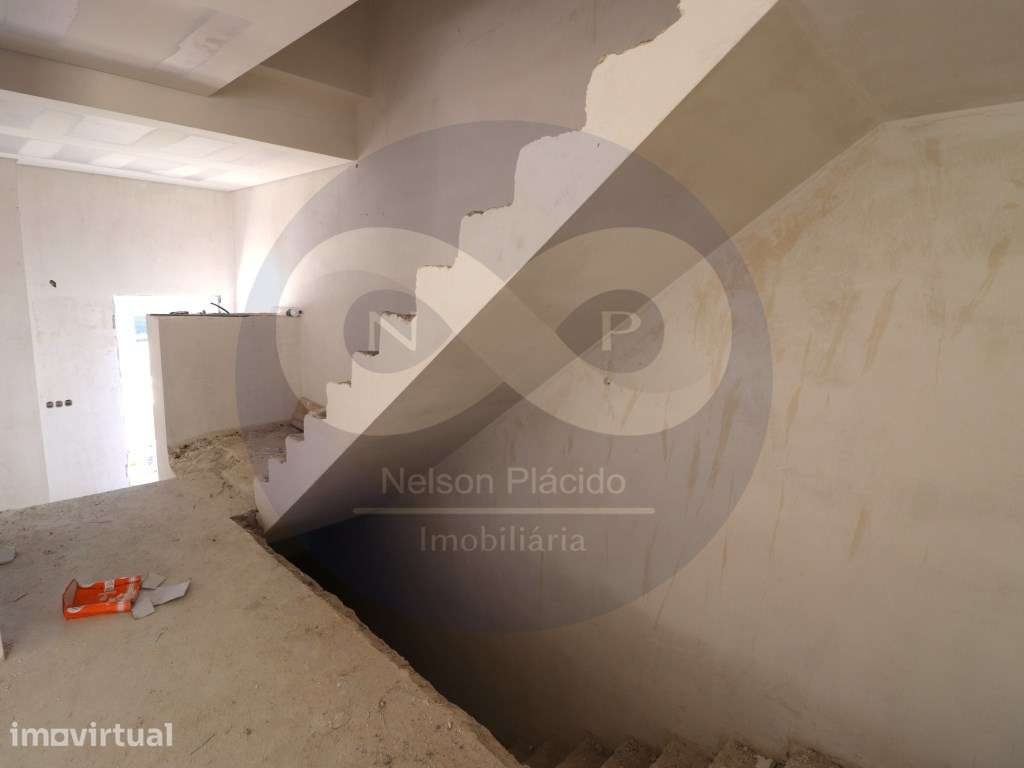 Em Construçao - Moradia Geminada em Caneças, 10 min. de Lisboa - Grande imagem: 2/21