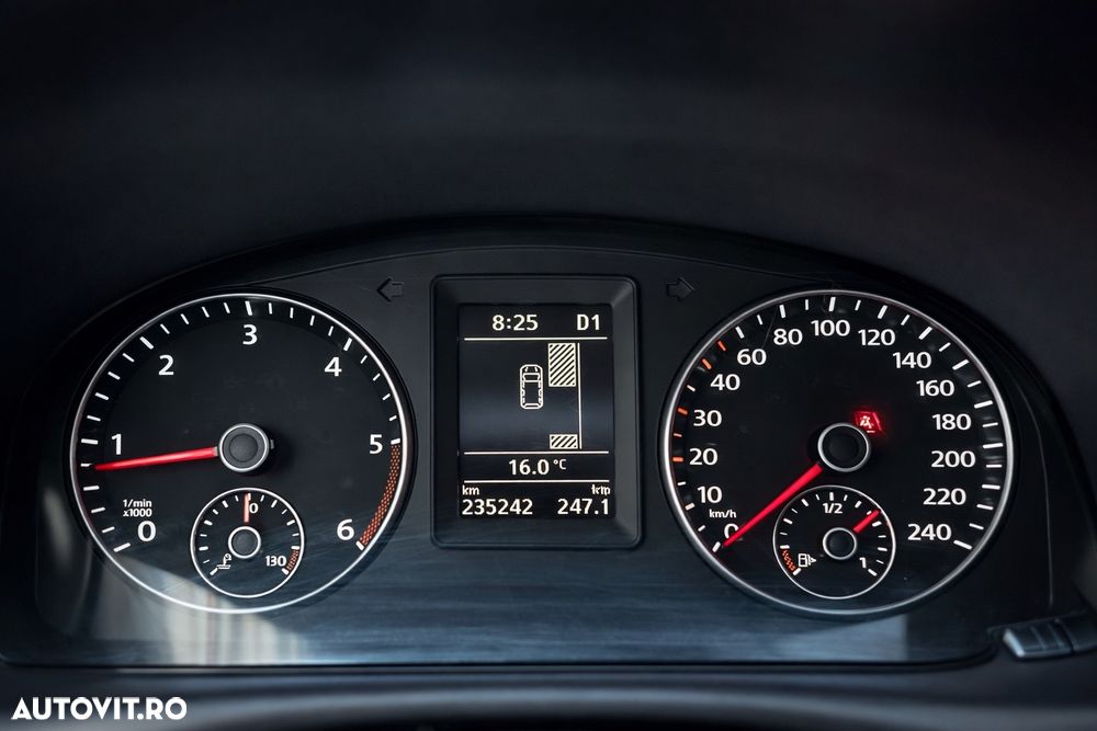 Volkswagen Touran - 12
