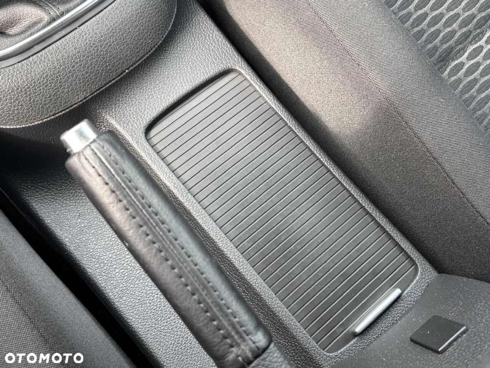Volkswagen Golf 1.6 TDI Highline - 27