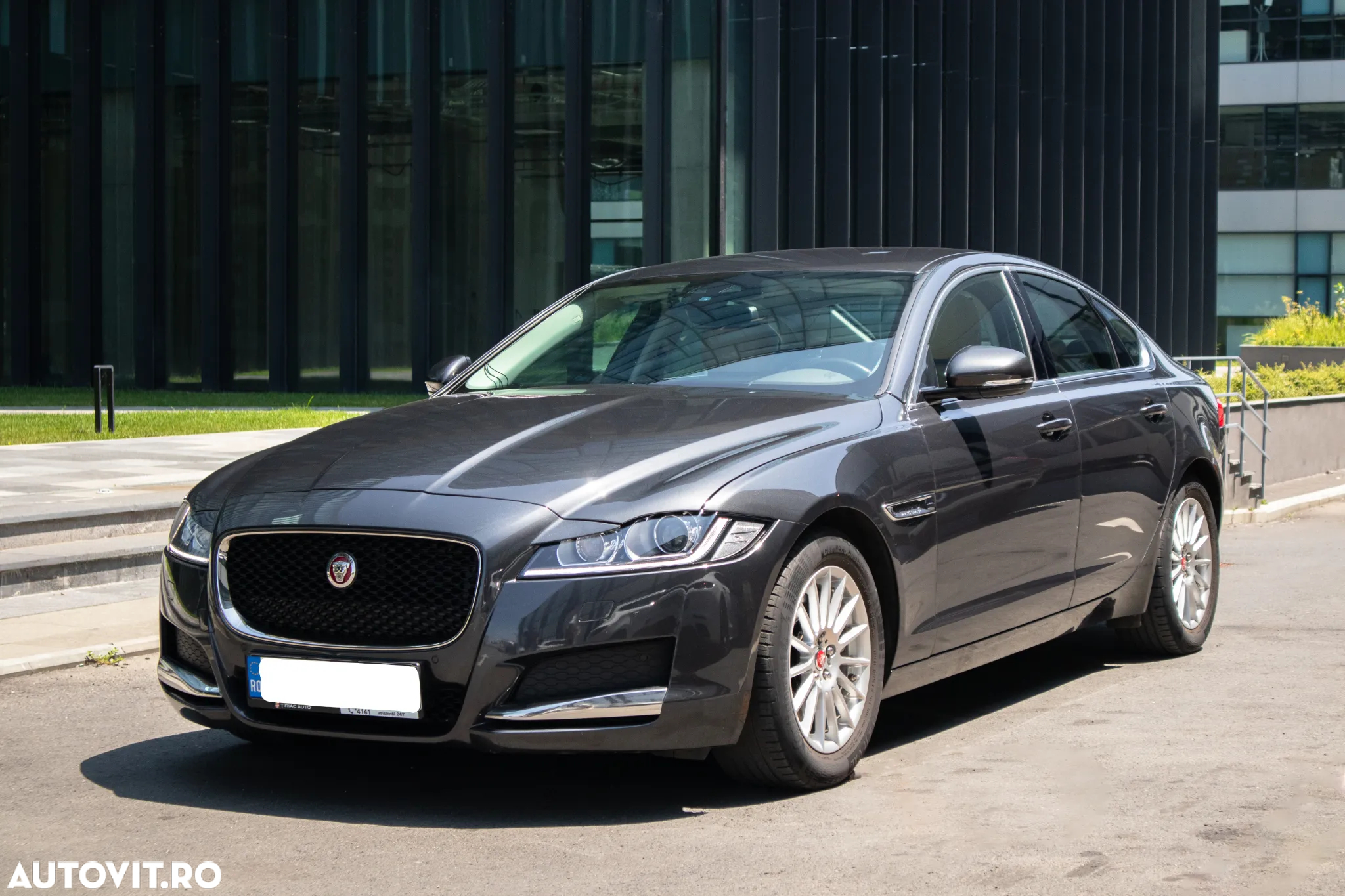 Jaguar XF 20d RWD E-Performance Portfolio - 27