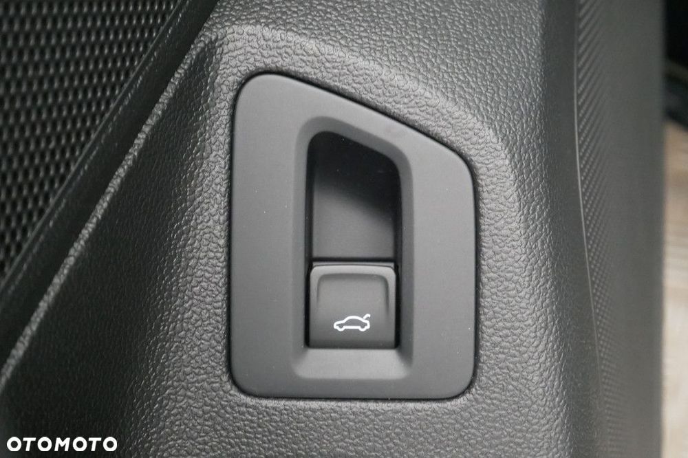 Volkswagen Passat Variant 2.0 TSI Business DSG - 17