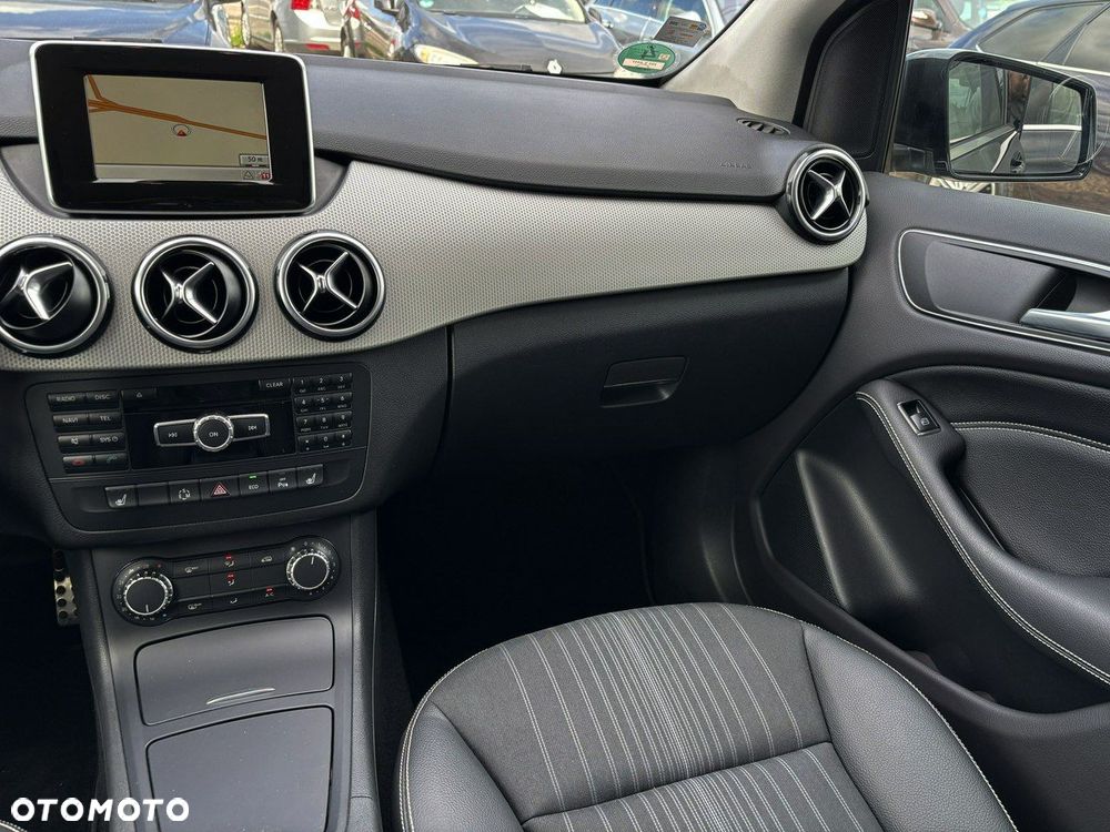 Mercedes-Benz Klasa B 200 7G-DCT UrbanStyle Edition - 23