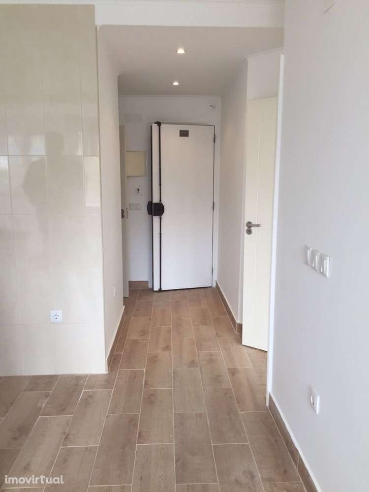 T1, Venteira/Amadora, perto Estação Comboio - Grande imagem: 4/9