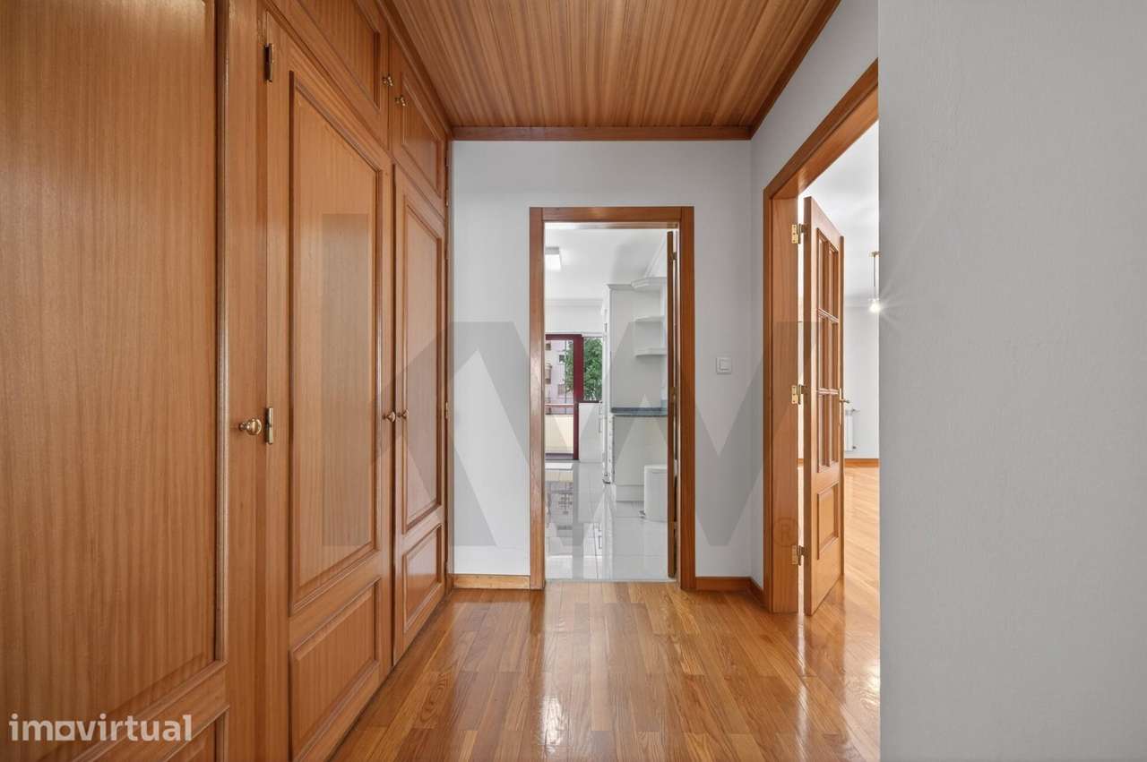 Apartamento T3 com Varandas, Lugares de Estacionamento e Vista Mar em - Grande imagem: 5/29