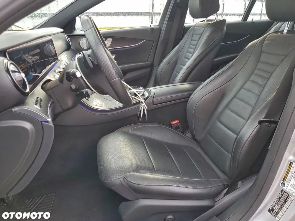 Mercedes-Benz Klasa E 300 9G-TRONIC - 9