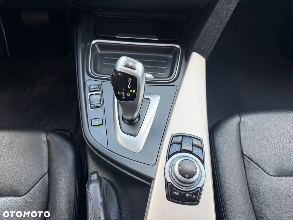 BMW Seria 3 320i Sport-Aut Sport Line - 29