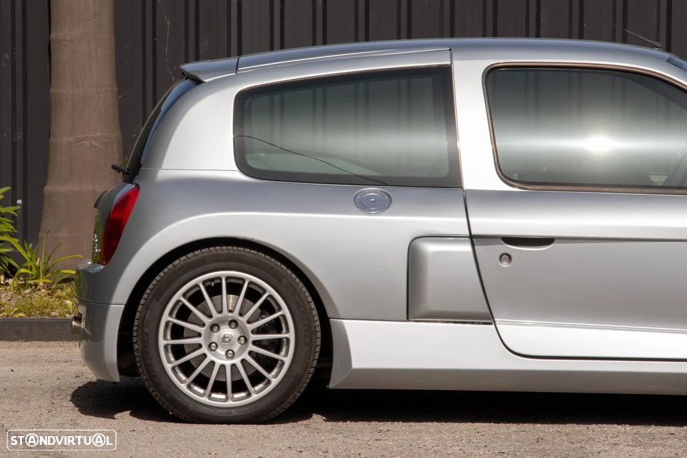 Renault Clio 3.0 V6 Sport - 20
