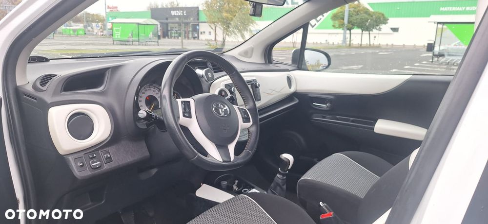 Toyota Yaris 2013 photo 2