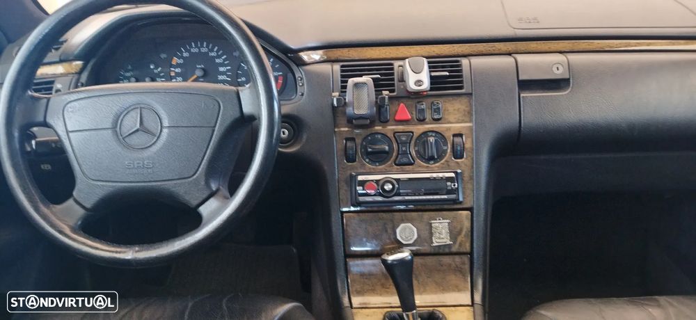 Mercedes-Benz 220 - 6