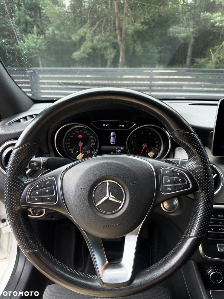 Mercedes-Benz CLA 180 7G-DCT Urban - 24