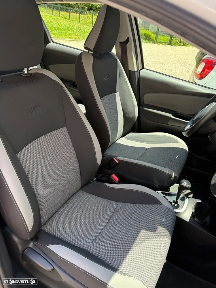 Toyota Yaris 1.5 HSD Comfort+Navi - 11