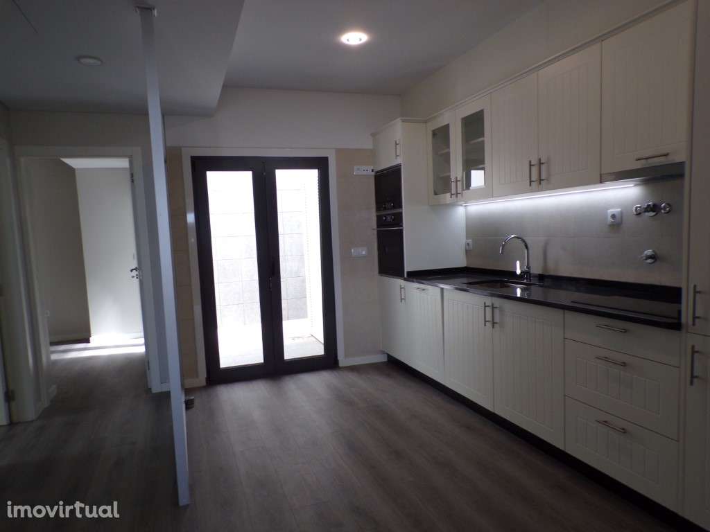 Apartamento T2, em primeira linha, com vista mar na marginal, em Se... - Grande imagem: 4/25