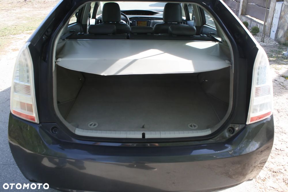 Toyota Prius (Hybrid) Executive - 18