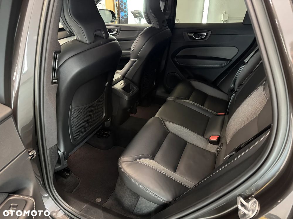 Volvo XC 60 B5 D AWD Plus Dark - 25