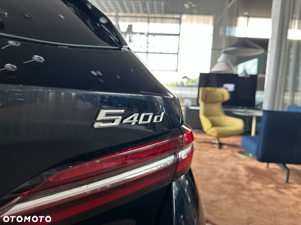 BMW Seria 5 540d xDrive mHEV - 14