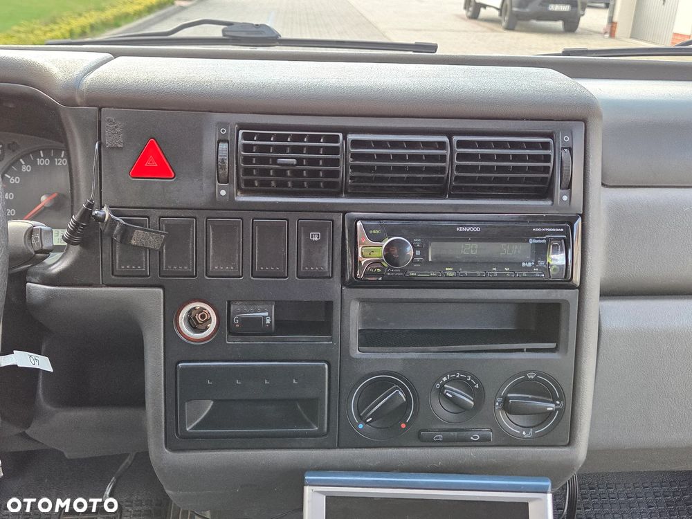 Volkswagen Caravelle - 33