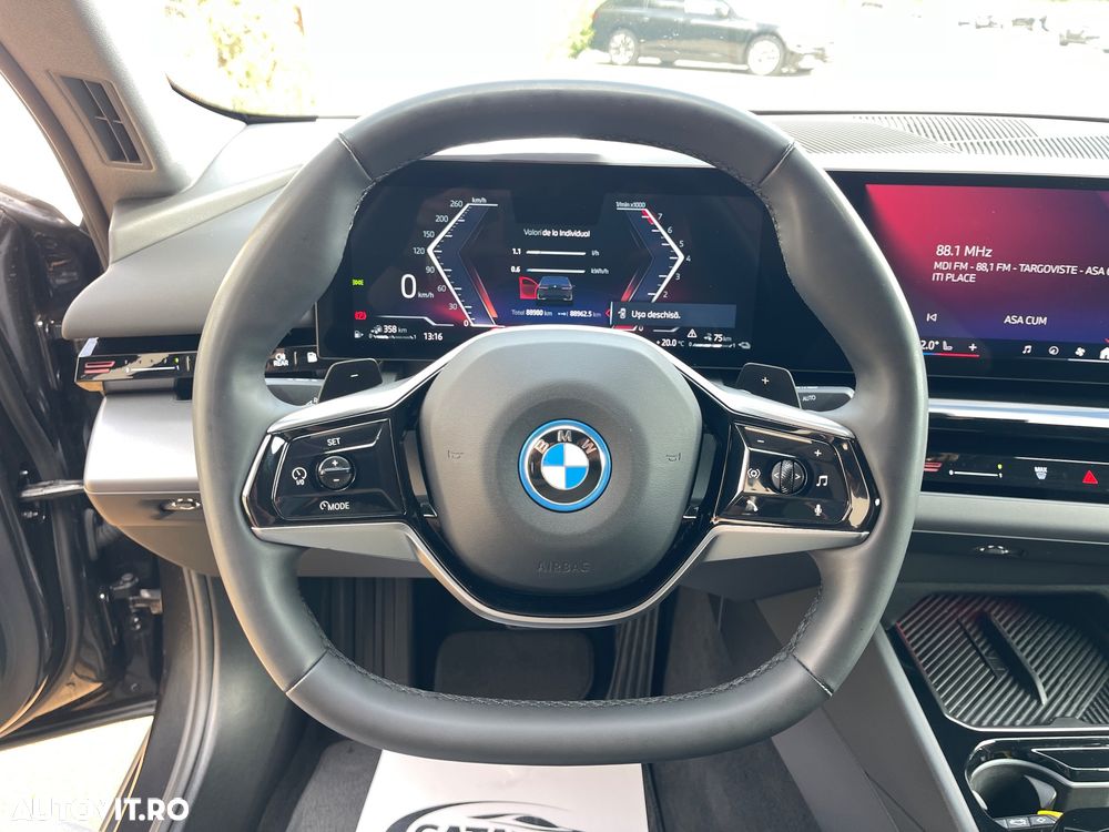 BMW Seria 5 530e Aut. - 38