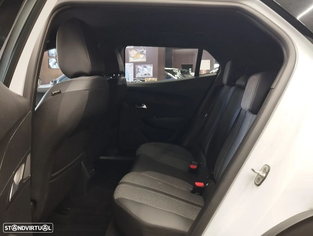 Peugeot 2008 1.2 PureTech Allure EAT8 - 13