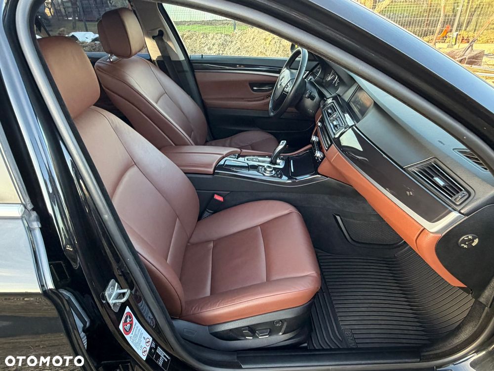 BMW Seria 5 525d xDrive - 11