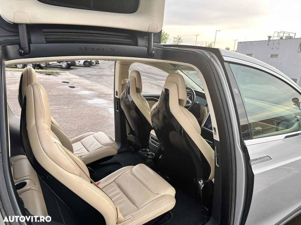 Tesla Model X - 23