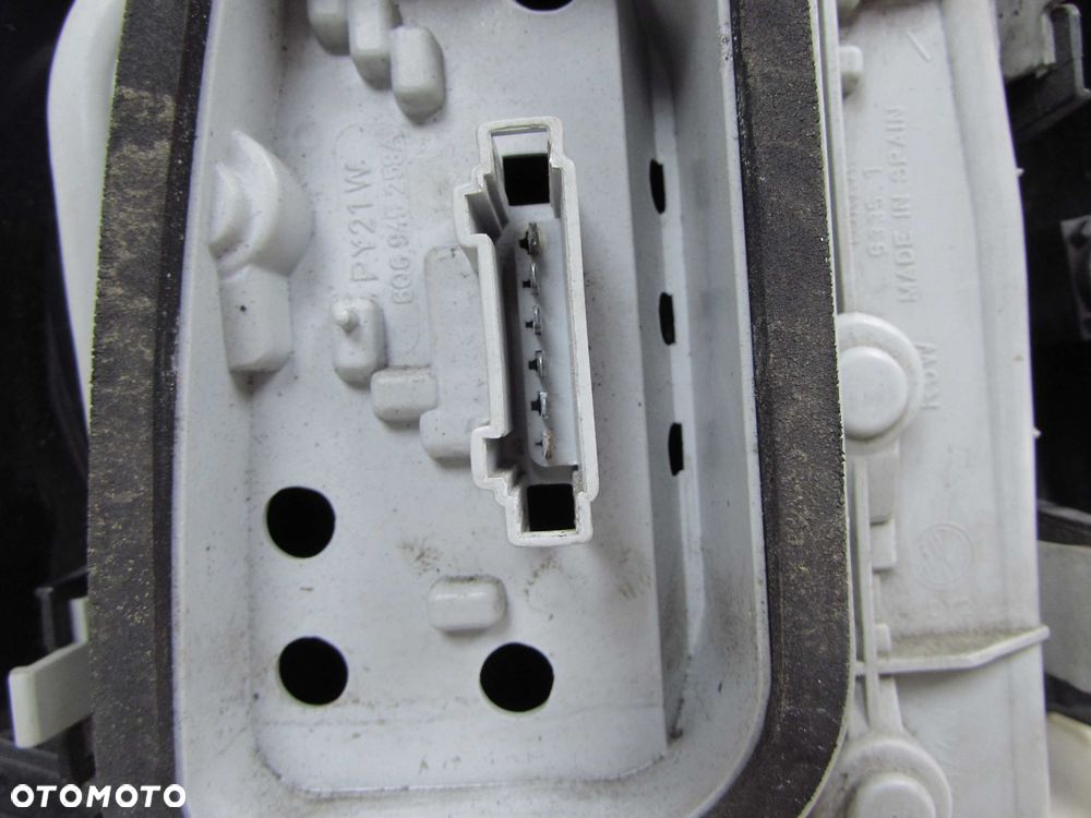 VW POLO IV 9N 01-05 LAMPA TYL PRAWA 6Q6945112A - 6