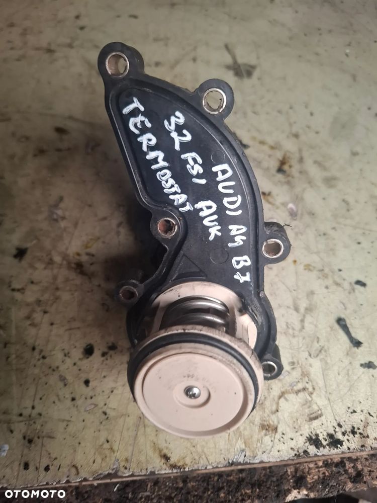 AUDI A4 B7 3,2 FSI AUK obudowa termostatu - 1
