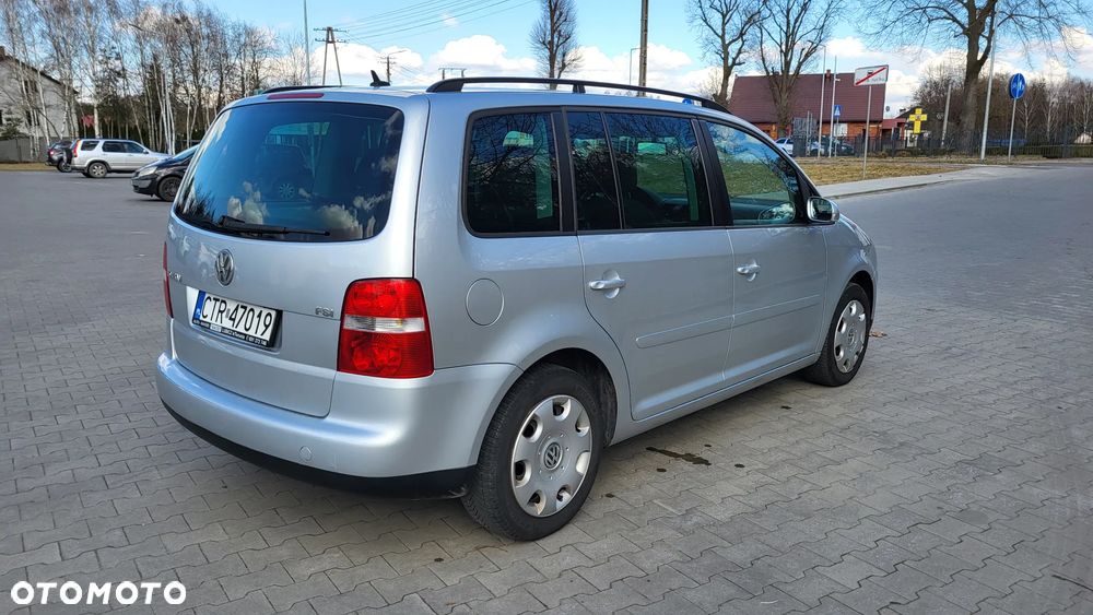 Volkswagen Touran 1.6 FSI Highline - 5
