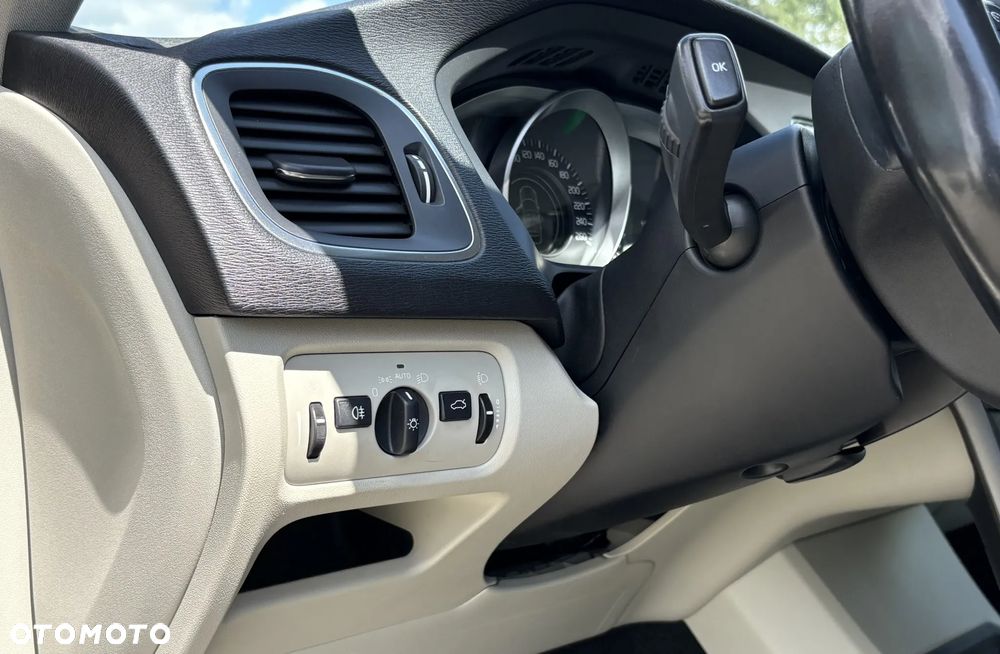 Volvo V40 D3 Momentum - 25