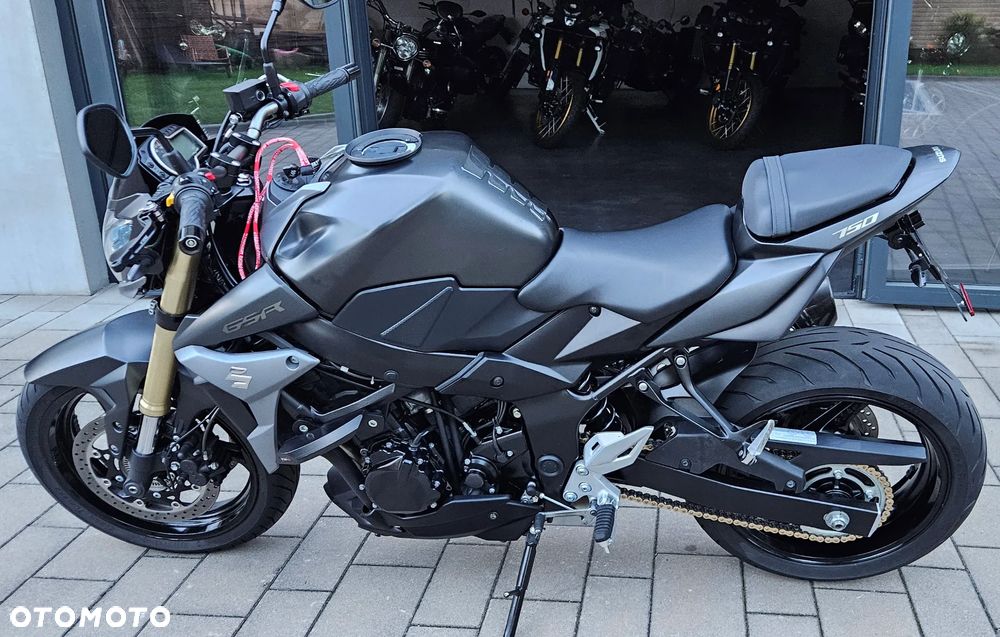 Suzuki GSR - 10