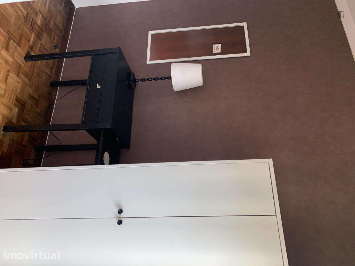 Quarto - localizado em Lordelo do Ouro Porto - Grande imagem: 2/23