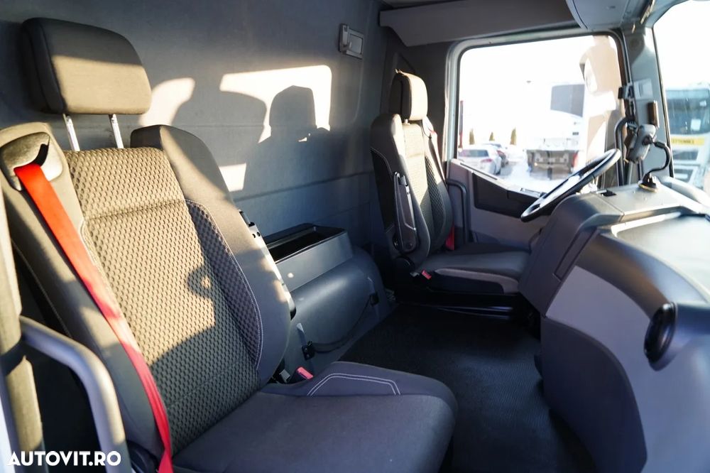 Renault T 430 / 6x2 / REFRIGERAT -9 M / UNITATE CARRIER SUPRA 1250 / platformă elevatoare / oblon rulant / punte de ridicare / direcție - 37