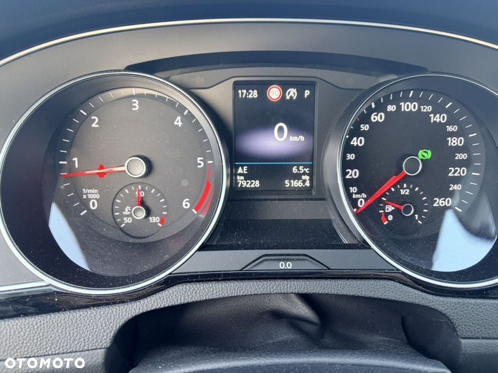 Volkswagen Passat - 12