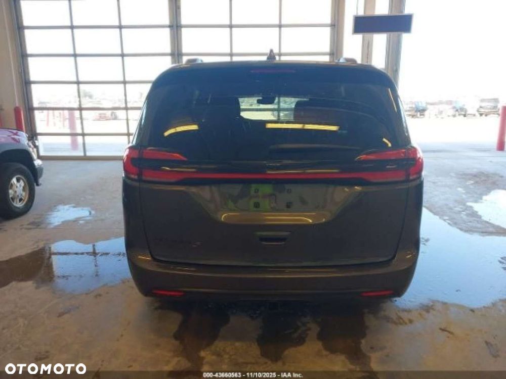 Chrysler Pacifica - 8