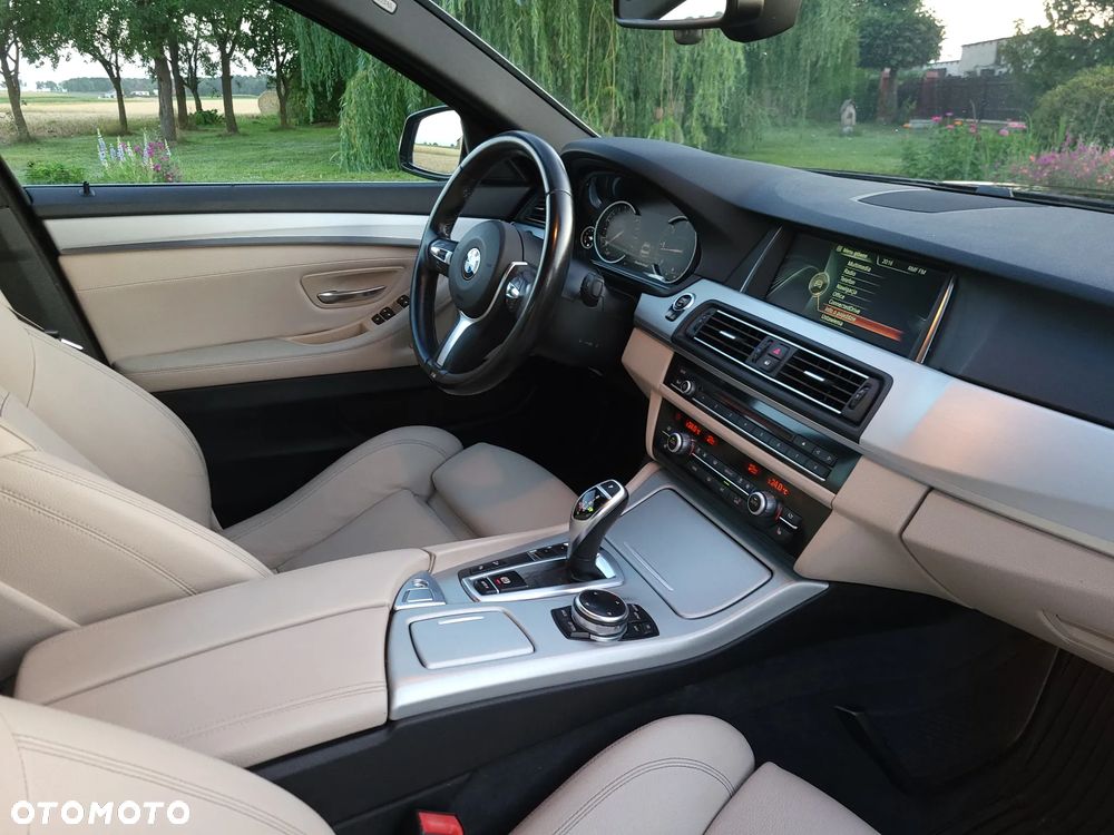 BMW Seria 5 525d xDrive - 23