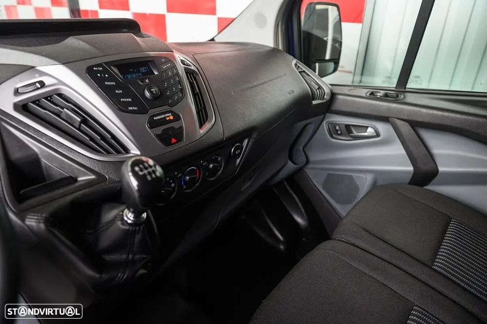Ford Transit Custom Adaptada p/ 3 cadeiras de rodas - 33