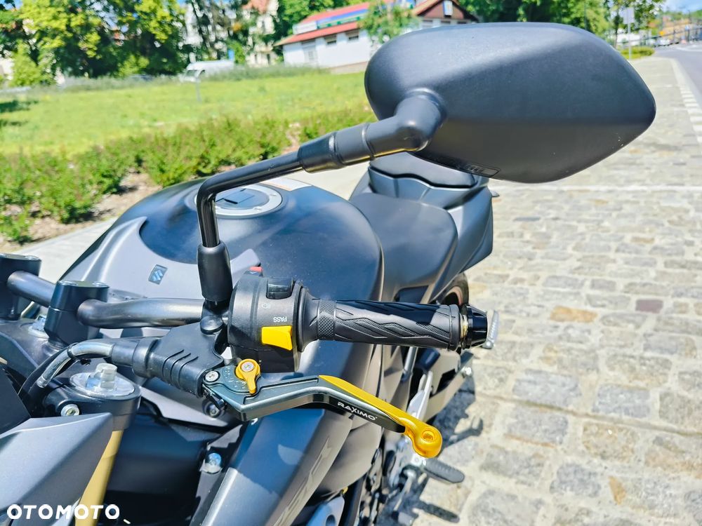 Suzuki GSR - 12