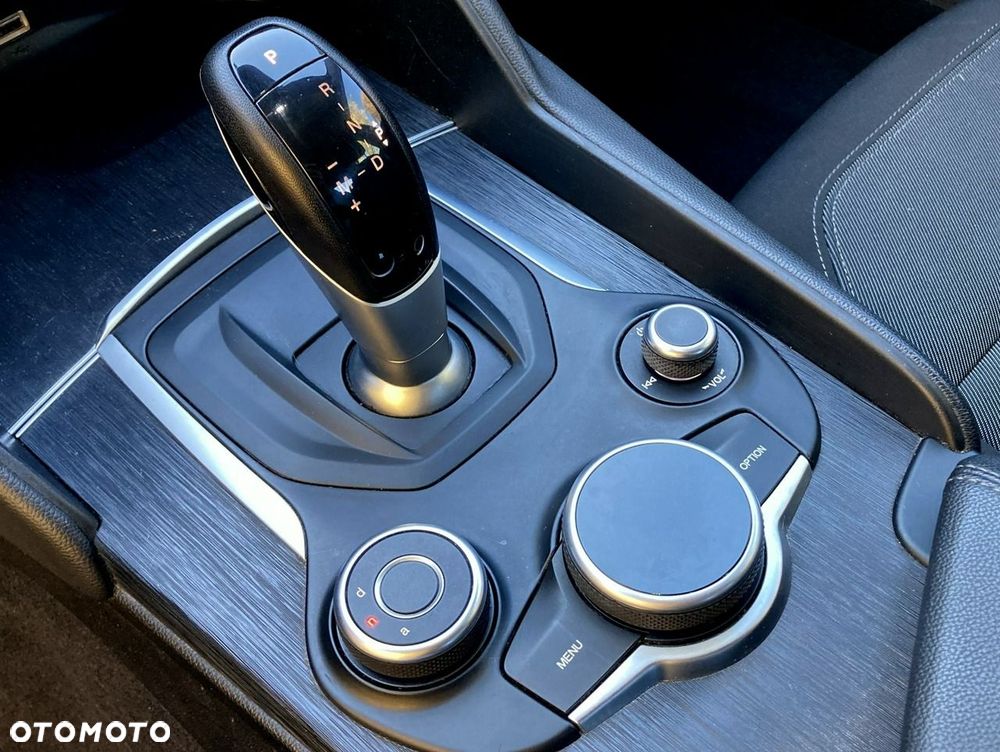 Alfa Romeo Giulia 2.0 Turbo 16V AT8 Executive - 22