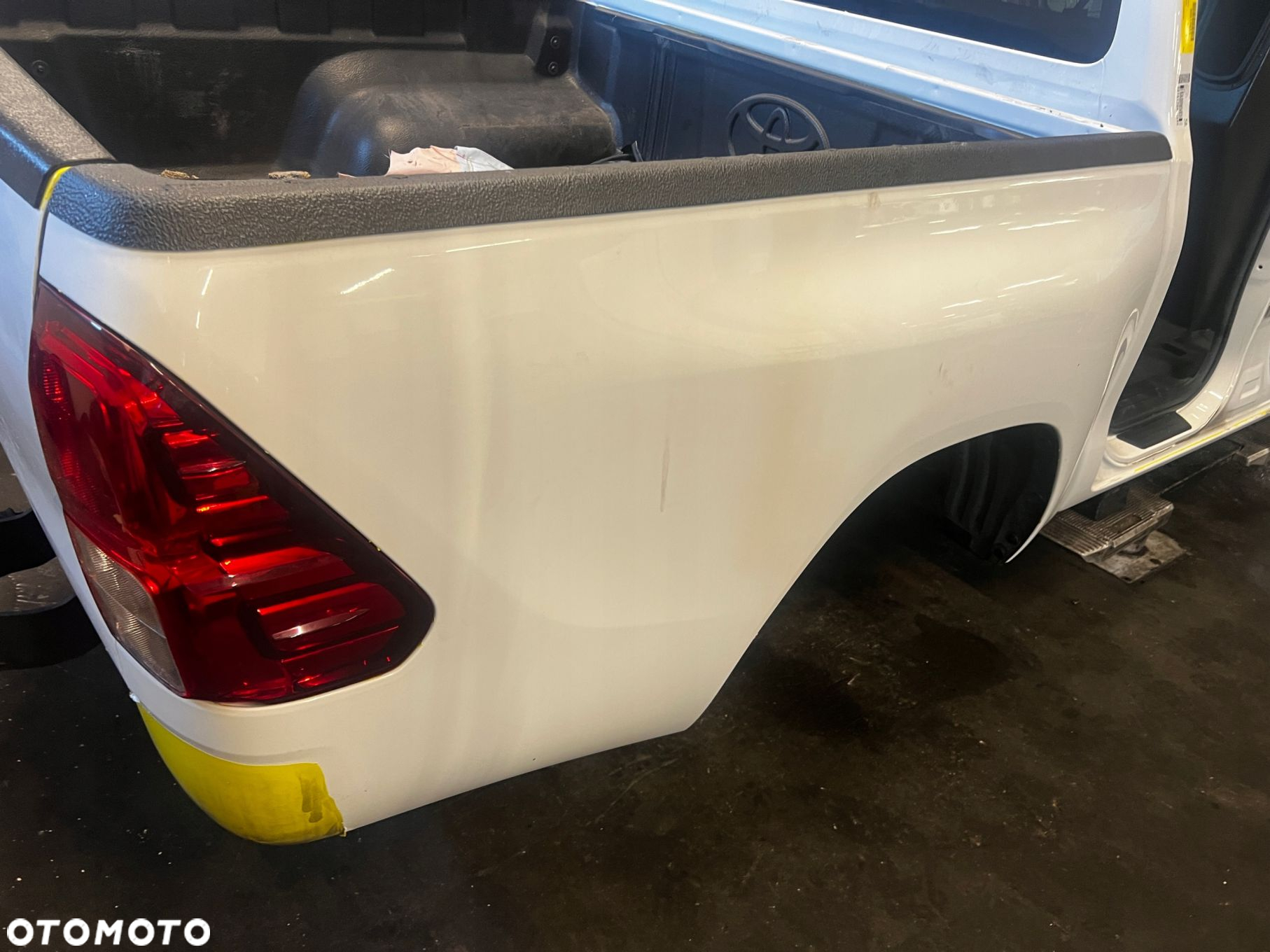 TOYOTA HILUX VIII 8 PAKA TYLNA BŁOTNIKI BURTA PAS TYLNY - 5