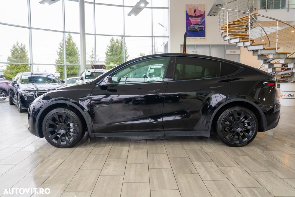 Tesla Model Y - 8