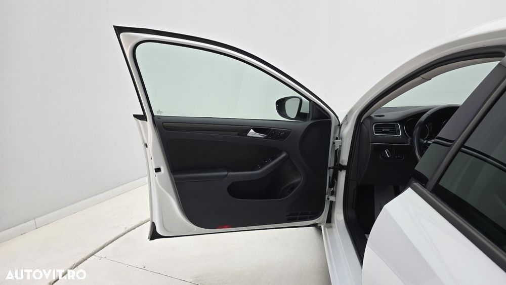 Volkswagen Jetta 2.0 TDI Highline - 11