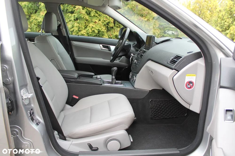 Mercedes-Benz Klasa C 220 CDI DPF Avantgarde - 29