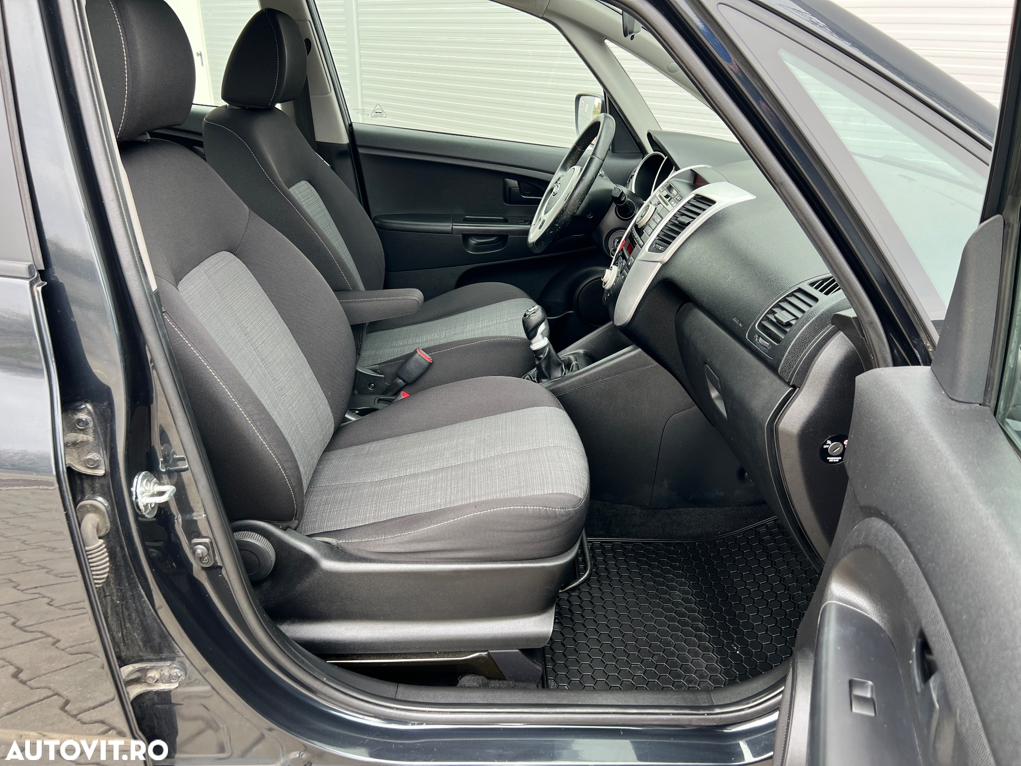Kia Venga 1.6 CRDi 128 Black Collection - 10